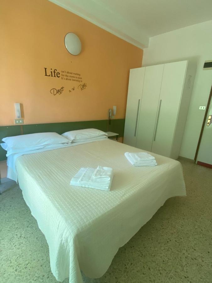 Hotel Nova Dhely Rimini Exteriér fotografie